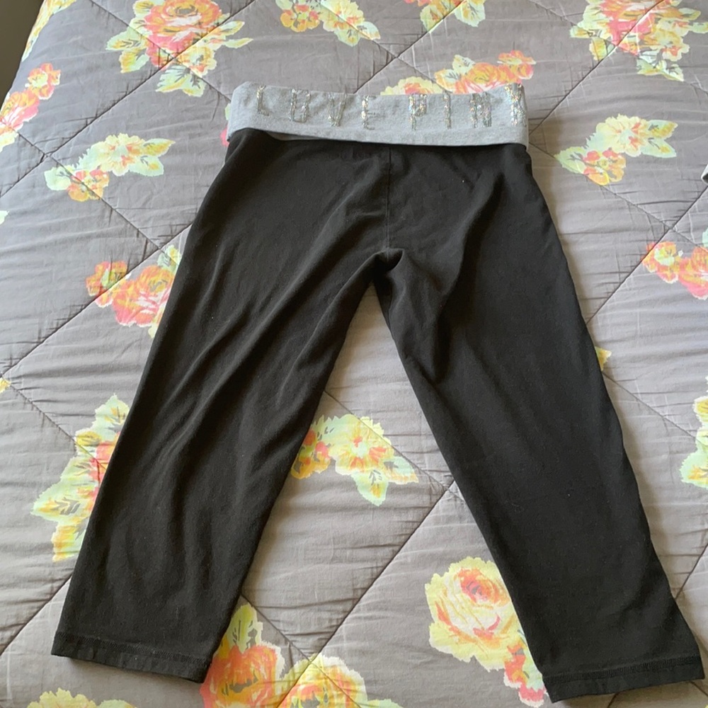 Victoria’s Secret Pink cropped leggings
